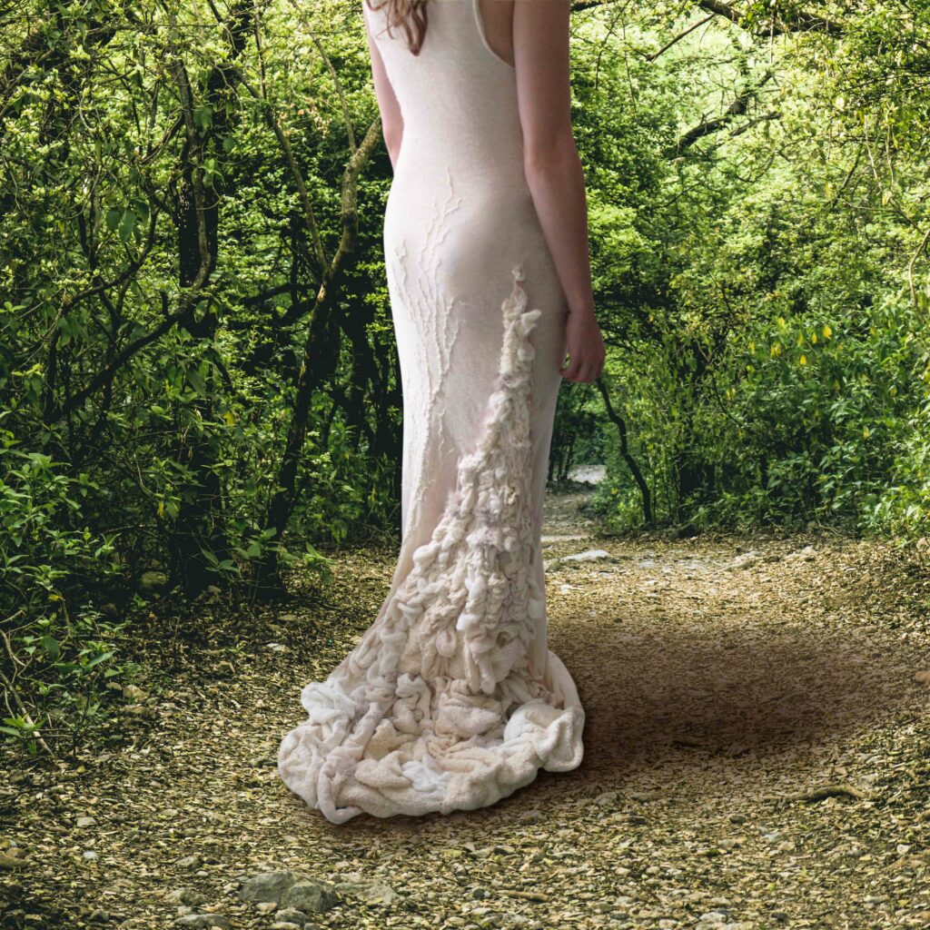 Une jeune fille marche dans la forêt avec une longue robe blanche